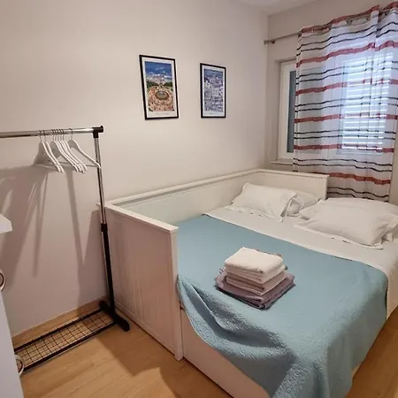 Apartman Naranca- With 2 Bedrooms Apartment Makarska